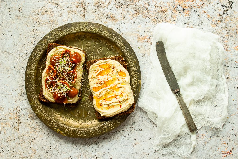 Tostas de hummus y tomates semisecos